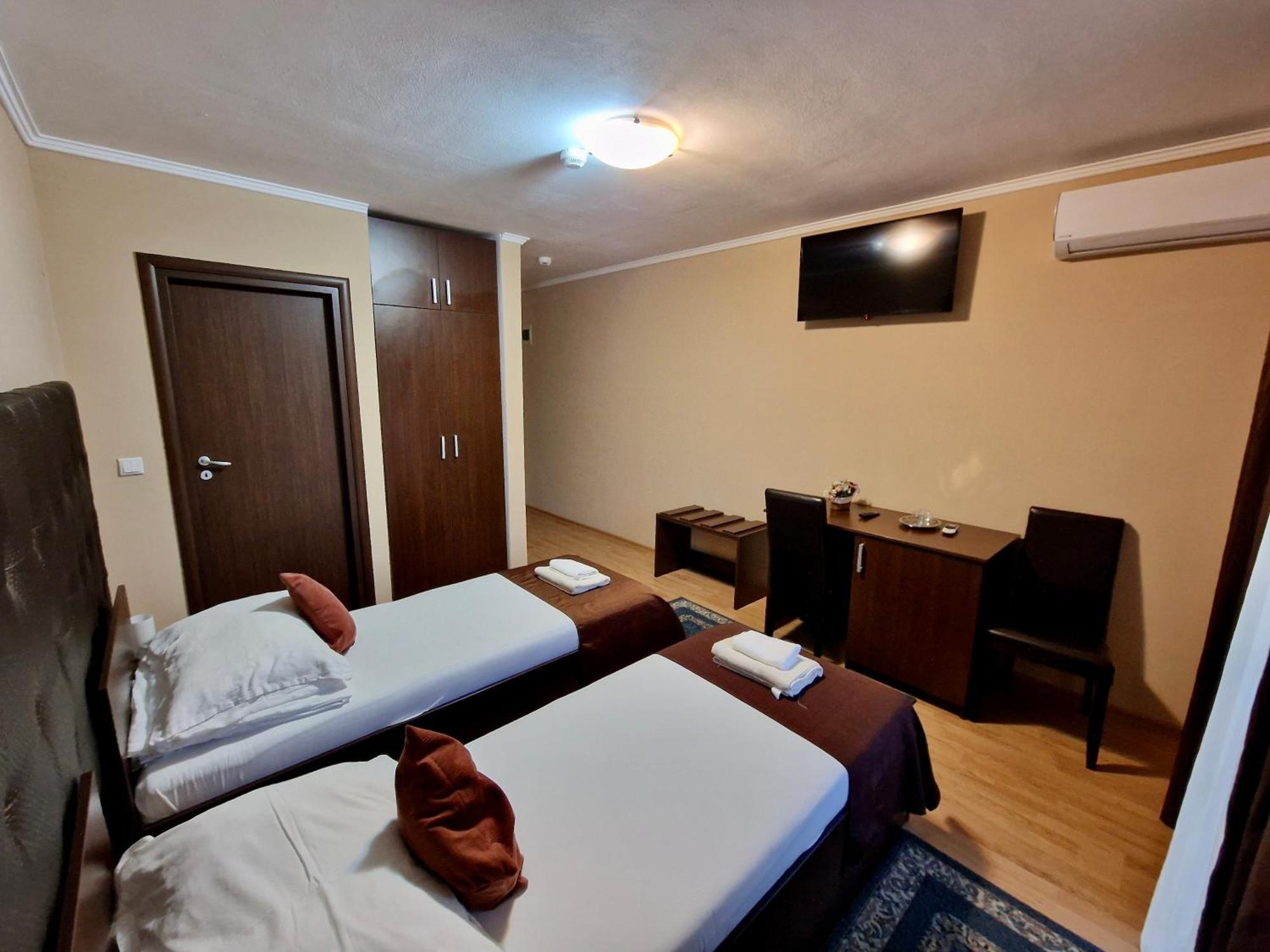 Hanul Lui Bogdan Economy Inn Făget 外观 照片